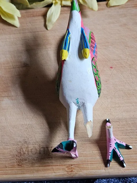 VINTAGE OAXACAN COPAL WOOD CHICKEN CARVING SIGNED BY ARTIST - Picture 6 of 6